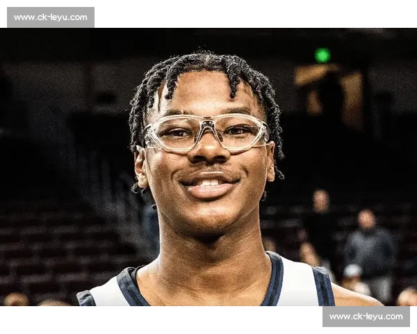 詹姆斯期待与次子布莱斯同台竞技:2026 年选秀或成历史性父子对决 詹姆斯期待与次子布莱斯同台竞技:2026 年选秀或成历史性父子对决