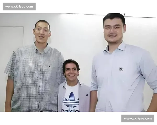 奥尼尔罕见显娇小！五人合影中竟有中国巨人姚明